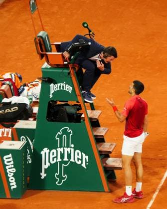 Novak Djokovic complains to the umpire about the spectators French Open Tennis, Day 5, Tennis, Roland Garros, Paris, France - 30 May 2024  Copyright: xJavierxGarcia Shutterstockx 14513421aq