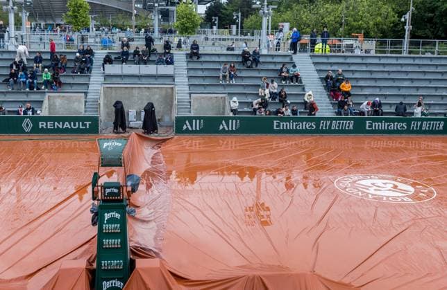 Roland Garros 2024 - Day 5 A rain delay is happening during Roland Garros 2024 in Paris, France, on May 30, 2024. Paris France  Copyright: xFotoxOlimpikx originalFilename:jastrzebowski-frenchop240530_npJV3.jpg