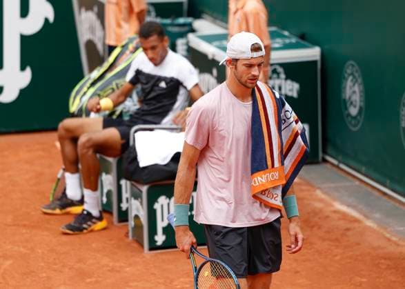 Henri Squire GER passes Felix Auger Aliassime at the change of sides Copyright: xJuergenxHasenkopfx