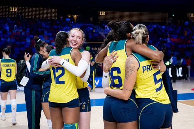 (240530) -- MACAO, May 30, 2024 -- Players of Brazil celebrate winning the preliminary match between Brazil and the Netherlands at the Women s Volleyball Nations League 2024 Macao in Macao, south China, May 30, 2024. ) (SP)CHINA-MACAO-VOLLEYBALL-WOMEN S NATIONS LEAGUE 2024-BRA VS NED (CN) CheongxKamxKa 