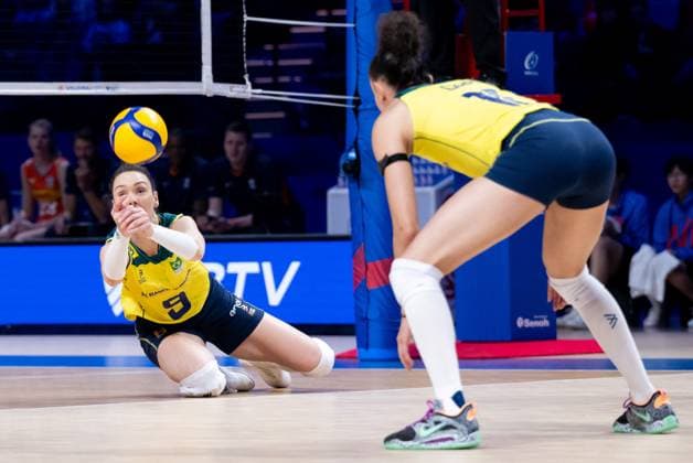 (240530) -- MACAO, May 30, 2024 -- Roberta Silva Ratzke (L) of Brazil saves the ball during the preliminary match between Brazil and the Netherlands at the Women s Volleyball Nations League 2024 Macao in Macao, south China, May 30, 2024. ) (SP)CHINA-MACAO-VOLLEYBALL-WOMEN S NATIONS LEAGUE 2024-BRA VS NED (CN) CheongxKamxKa 