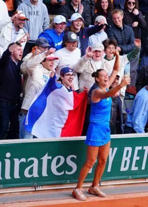 Sport Bilder des Tages Chloe Pacquet celebrates her second round win with French fans French Open Tennis, Day 5, Tennis, Roland Garros, Paris, France - 30 May 2024  Copyright: xJavierxGarcia Shutterstockx 14513421bn