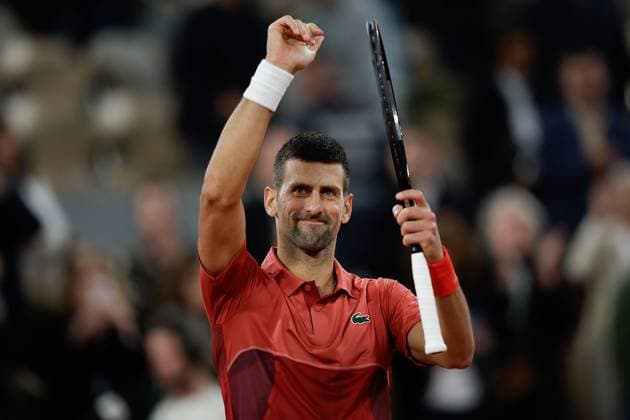 29 05 2024 Tennis, French Open 2024 Roland Garros, FRA, Men™s Singles Court Philippe Chatrier SECOND ROUND Novak Djokovic Serbia Roberto Carballes Baena Spain Picture v li Novak Djokovic Serbia cheers, thanks the fans, thanks, thanks Copyright: HMBxMedia AntonioxBorga