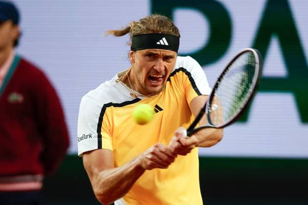 29 05 2024 Tennis, French Open 2024 Roland Garros, FRA, Men™s Singles Court Suzanne Lenglen SECOND ROUND Alexander Zverev Germany David Goffin Belgium Picture from left Alexander Zverev Germany plays a backhand Copyright: HMBxMedia AntonioxBorga