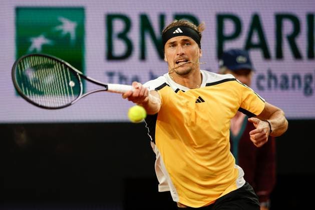 29 05 2024 Tennis, French Open 2024 Roland Garros, FRA, Men™s Singles Court Suzanne Lenglen SECOND ROUND Alexander Zverev Germany David Goffin Belgium Picture from left Alexander Zverev Germany plays a forehand Copyright: HMBxMedia AntonioxBorga