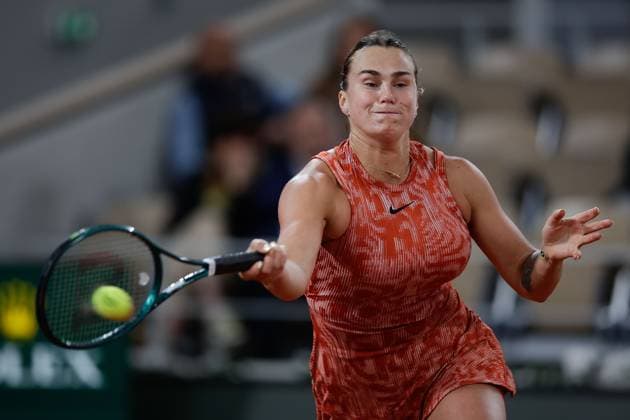 29 05 2024 Tennis, French Open 2024 Roland Garros, FRA, Women™s Singles Court Philippe Chatrier SECOND ROUND Moyuka Uchijima Japan Aryna Sabalenka Picture from left Aryna Sabalenka plays a forehand Copyright: HMBxMedia AntonioxBorga