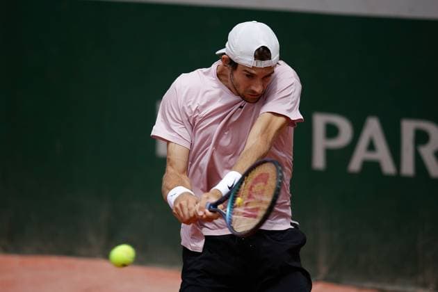 29 05 2024 Tennis, French Open 2024 Roland Garros, FRA, Men™s Singles Court 9 SECOND ROUND Henri Squire Germany Felix Auger Aliassime Canada Picture from left Henri Squire Germany plays a backhand Copyright: HMBxMedia AntonioxBorga