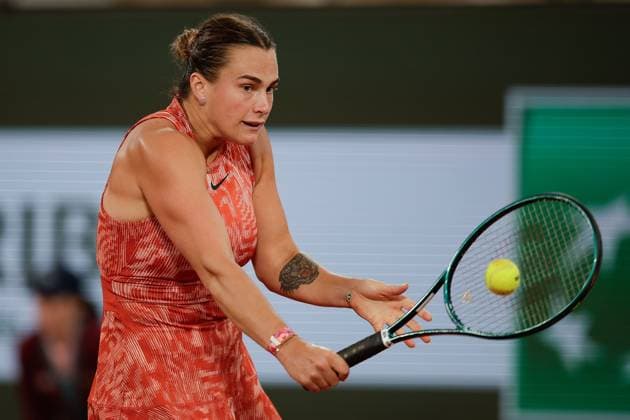 30 05 2024 Tennis, French Open 2024 Roland Garros, FRA, Women™s Singles Court Philippe Chatrier SECOND ROUND Moyuka Uchijima Japan Aryna Sabalenka Picture from left Aryna Sabalenka plays a backhand Copyright: HMBxMedia AntonioxBorga