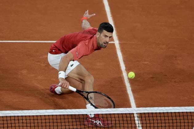 30 05 2024 Tennis, French Open 2024 Roland Garros, FRA, Men™s Singles Court Philippe Chatrier SECOND ROUND Novak Djokovic Serbia Roberto Carballes Baena Spain Picture v li Novak Djokovic Serbia plays a backhand Copyright: HMBxMedia AntonioxBorga