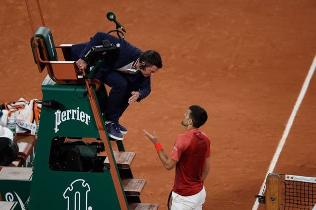 30 05 2024 Tennis, French Open 2024 Roland Garros, FRA, Men™s Singles Court Philippe Chatrier SECOND ROUND Novak Djokovic Serbia Roberto Carballes Baena Spain Picture from left Novak Djokovic Serbia discusses with the umpires Copyright: HMBxMedia AntonioxBorga