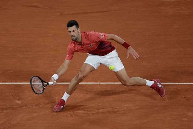 30 05 2024 Tennis, French Open 2024 Roland Garros, FRA, Men™s Singles Court Philippe Chatrier SECOND ROUND Novak Djokovic Serbia Roberto Carballes Baena Spain Picture v li Novak Djokovic Serbia plays a forehand Copyright: HMBxMedia AntonioxBorga