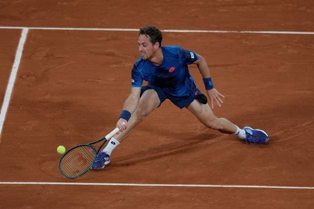 30 05 2024 Tennis, French Open 2024 Roland Garros, FRA, Men™s Singles Court Philippe Chatrier SECOND ROUND Novak Djokovic Serbia Roberto Carballes Baena Spain Picture from left Roberto Carballes Baena Spain makes a serve Copyright: HMBxMedia AntonioxBorga