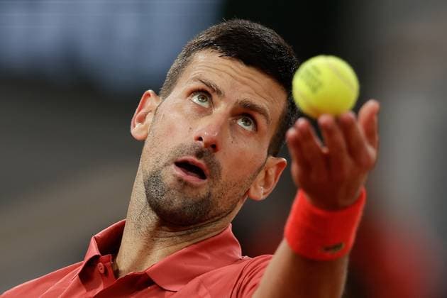 30 05 2024 Tennis, French Open 2024 Roland Garros, FRA, Men™s Singles Court Philippe Chatrier SECOND ROUND Novak Djokovic Serbia Roberto Carballes Baena Spain Picture v li Novak Djokovic Serbia makes a serve Copyright: HMBxMedia AntonioxBorga