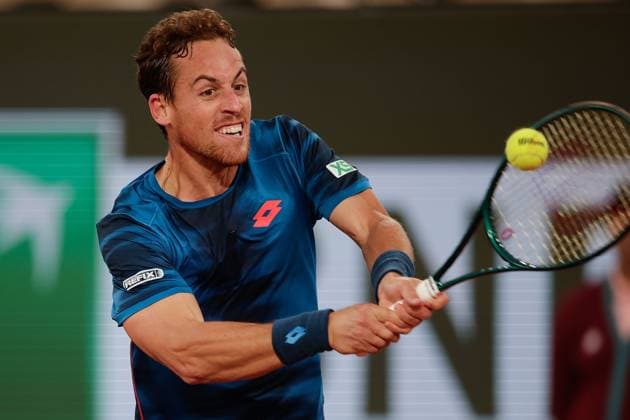 30 05 2024 Tennis, French Open 2024 Roland Garros, FRA, Men™s Singles Court Philippe Chatrier SECOND ROUND Novak Djokovic Serbia Roberto Carballes Baena Spain Picture from left Roberto Carballes Baena Spain plays a backhand Copyright: HMBxMedia AntonioxBorga