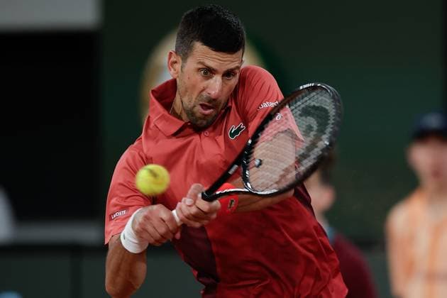 30 05 2024 Tennis, French Open 2024 Roland Garros, FRA, Men™s Singles Court Philippe Chatrier SECOND ROUND Novak Djokovic Serbia Roberto Carballes Baena Spain Picture v li Novak Djokovic Serbia plays a backhand Copyright: HMBxMedia AntonioxBorga