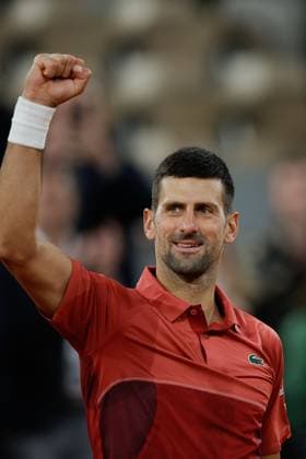 30 05 2024 Tennis, French Open 2024 Roland Garros, FRA, Men™s Singles Court Philippe Chatrier SECOND ROUND Novak Djokovic Serbia Roberto Carballes Baena Spain Picture v li Novak Djokovic Serbia cheers, thanks the fans, thanks, thanks Copyright: HMBxMedia AntonioxBorga