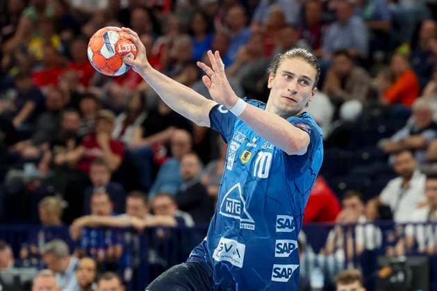 Juri Knorr Rhein Neckar Loewen controls the ball, EHF European League Men, Dinamo Bucaresti vs Rhein Neckar Loewen, Barclays Arena, 26 05 2024, Hamburg, Germany