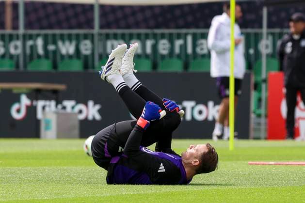 Goalkeeper Manuel Neuer warms up, training day 5, training camp of the German national team, Spa and GolfResort Weimarer Land, 31 05 2024, Blankenhain, Germany
