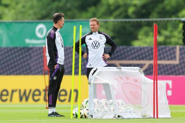 Co-coach Sandro Wagner and national coach Julian Nagelsmann talk, training day 5, training camp of the German national team, Spa and GolfResort Weimarer Land, 31 05 2024, Blankenhain, Germany