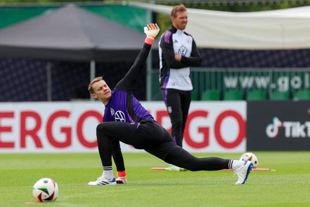 Goalkeeper Manuel Neuer warms up and national coach Julian Nagelsmann looks on, training day 5, training camp of the German national team, Spa and GolfResort Weimarer Land, 31 05 2024, Blankenhain, Germany