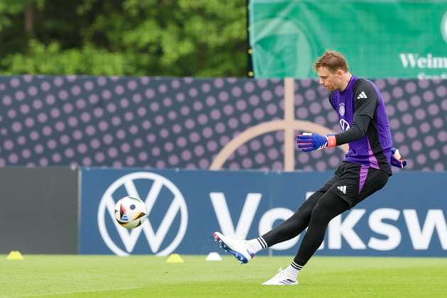 Goalkeeper Manuel Neuer controls the ball, training day 5, training camp of the German national team, Spa and GolfResort Weimarer Land, 31 05 2024, Blankenhain, Germany