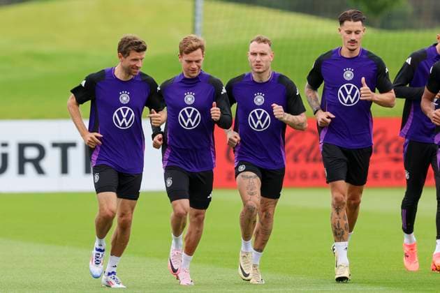 Thomas Mueller, Joshua Kimmich, David Raum and Robin Koch warm up, training day 5, training camp of the German national team, Spa and GolfResort Weimarer Land, 31 05 2024, Blankenhain, Germany