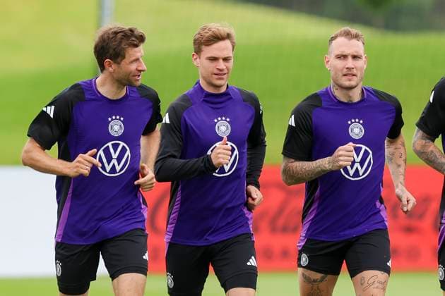 Thomas Mueller, Joshua Kimmich and David Raum talk, training day 5, training camp of the German national team, Spa and GolfResort Weimarer Land, 31 05 2024, Blankenhain, Germany