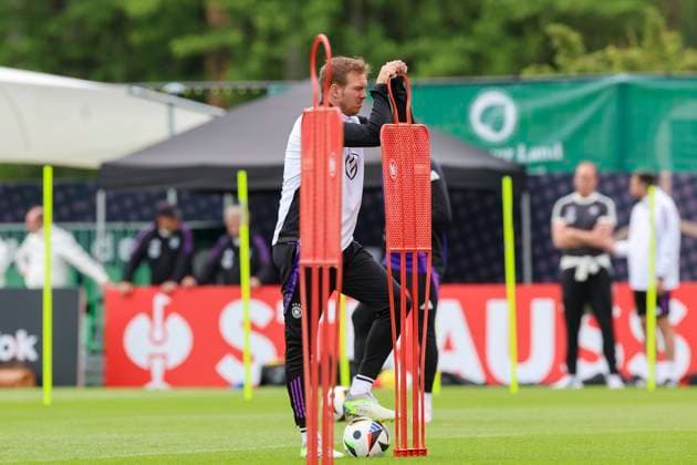 National coach Julian Nagelsmann observes the training, training day 5, training camp of the German national team, Spa and GolfResort Weimarer Land, 31 05 2024, Blankenhain, Germany
