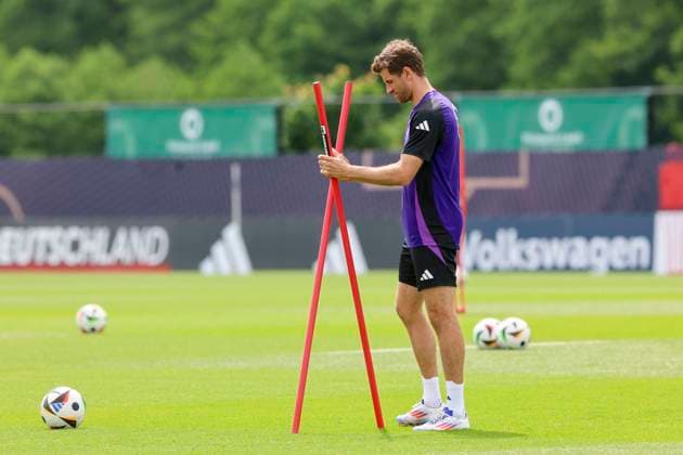 Thomas Mueller sets up poles on the training course, training day 5, training camp of the German national team, Spa and GolfResort Weimarer Land, 31 05 2024, Blankenhain, Germany
