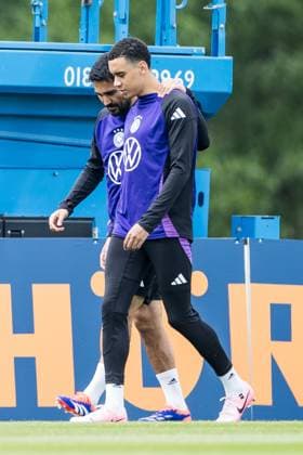 DFB training camp training 31 05 2024 Ilkay Gündogan Germany puts Jamal Musiala Germanys arm around his shoulder on the way to the training ground DFB training camp training Blankenhain, Golf Spa Resort Weimarer Land on 31 05 2024 Copyright: xBEAUTIFULxSPORTS Wunderlx
