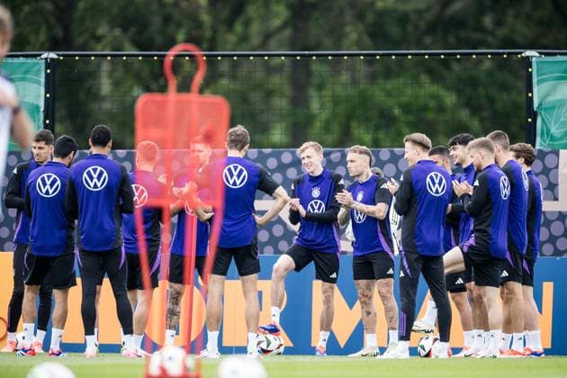 DFB training camp training 31 05 2024 Team circle applause and serenade for birthday boy Brajan Gruda Germany DFB training camp training Blankenhain, Golf Spa Resort Weimarer Land on 31 05 2024 Copyright: xBEAUTIFULxSPORTS Wunderlx