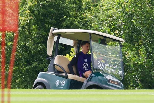 Robin Koch drives to the training course with the golf cart, training day 5, training camp of the German national team, Spa and GolfResort Weimarer Land, 31 05 2024, Blankenhain, Germany