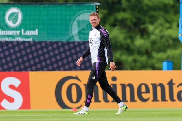 National coach Julian Nagelsmann runs across the training ground, training day 5, training camp of the German national team, Spa and GolfResort Weimarer Land, 31 05 2024, Blankenhain, Germany