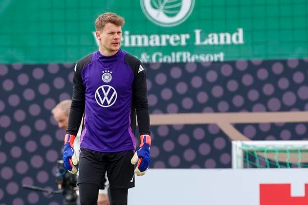 Goalkeeper Alexander Nuebel watches, training day 5, training camp of the German national team, Spa and GolfResort Weimarer Land, 31 05 2024, Blankenhain, Germany