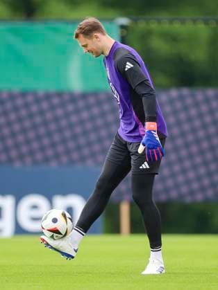 Goalkeeper Manuel Neuer controls the ball, training day 5, training camp of the German national team, Spa and GolfResort Weimarer Land, 31 05 2024, Blankenhain, Germany