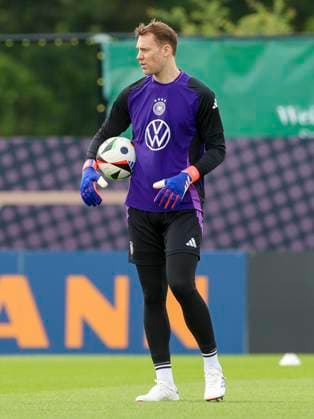 Goalkeeper Manuel Neuer watches, training day 5, training camp of the German national team, Spa and GolfResort Weimarer Land, 31 05 2024, Blankenhain, Germany