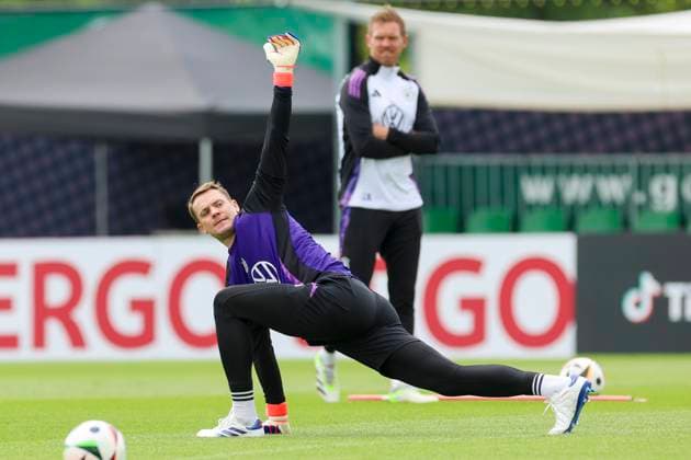 Goalkeeper Manuel Neuer warms up and is watched by national coach Julian Nagelsmann, training day 5, training camp of the German national team, Spa and GolfResort Weimarer Land, 31 05 2024, Blankenhain, Germany