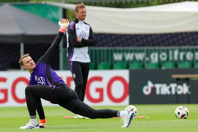 Goalkeeper Manuel Neuer warms up and is watched by national coach Julian Nagelsmann, training day 5, training camp of the German national team, Spa and GolfResort Weimarer Land, 31 05 2024, Blankenhain, Germany
