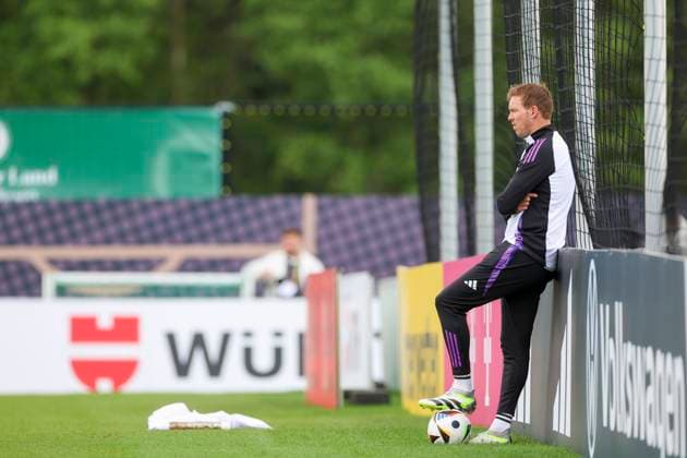 National coach Julian Nagelsmann observes the training, training day 5, training camp of the German national team, Spa and GolfResort Weimarer Land, 31 05 2024, Blankenhain, Germany