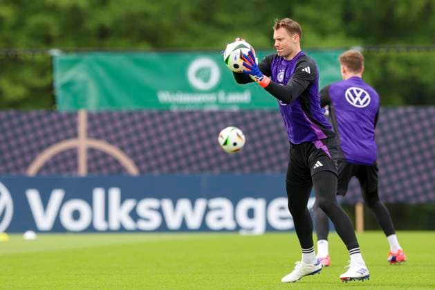 Goalkeeper Manuel Neuer controls the ball, training day 5, training camp of the German national team, Spa and GolfResort Weimarer Land, 31 05 2024, Blankenhain, Germany