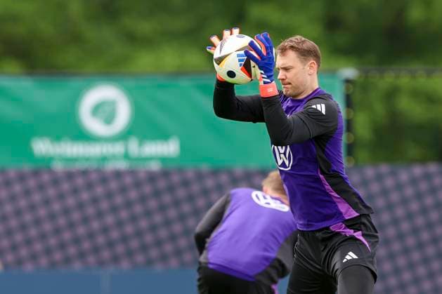 Goalkeeper Manuel Neuer controls the ball, training day 5, training camp of the German national team, Spa and GolfResort Weimarer Land, 31 05 2024, Blankenhain, Germany