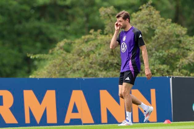 Thomas Mueller watches, training day 5, training camp of the German national team, Spa and GolfResort Weimarer Land, 31 05 2024, Blankenhain, Germany
