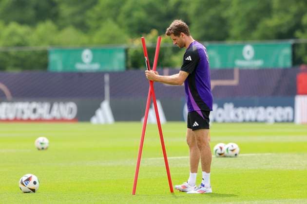 Thomas Mueller sticks poles into the grass, training day 5, training camp of the German national team, Spa and GolfResort Weimarer Land, 31 05 2024, Blankenhain, Germany