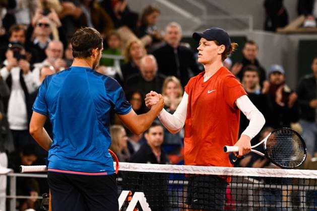 Jannik Sinner ( ITA ) shake hands with Pavel Kotov ( RUS ) during the 2024 French Open at Roland Garros on May 31, 2024 in Paris, France. ( Photo by federico pestellini panoramic ) - TENNIS : Roland Garros 2024 - Internationaux de France - 31 05 2024 FedericoPestellini Panoramic 