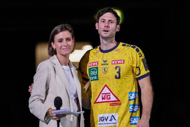 from left Jennifer Kettemann Managing Director, RNL and Uwe Gensheimer RNL, 3 become emotional, at Gensheimers farewell as an active player, end of career, farewell, from the coming season he is to be built up as Sporting Director of the Rhein Neckar Löwen, action, action, 30 05 2024, Mannheim Germany , Handball, Bundesliga, Rhein Neckar Löwen SC Magdeburg xozx