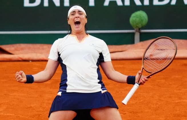 Ons Jabeur celebrates winning her third round match against Leylah Fernandez French Open Tennis, Day 6, Tennis, Roland Garros, Paris, France - 31 May 2024  Copyright: xJavierxGarcia Shutterstockx 14516281av
