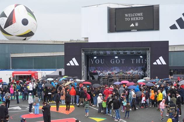 Fans wait in the rain for the team at the World of Adidas Herzo Base 31 05 2024 Arrival of the German national team for the European Championship preparation, World of Adidas, Herzogenaurach