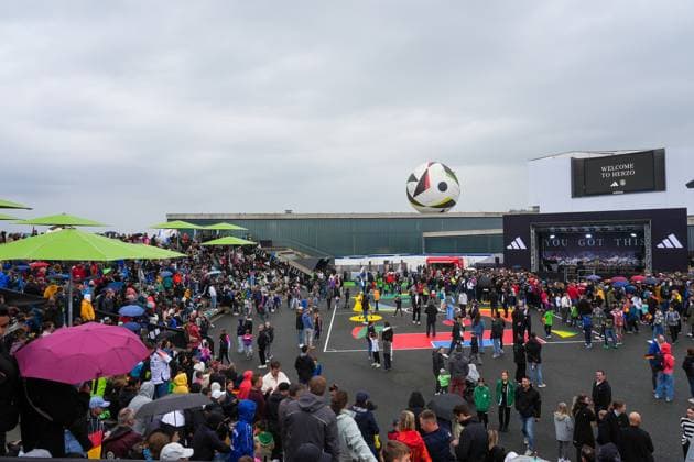 Fans wait in the rain for the team at the World of Adidas Herzo Base 31 05 2024 Arrival of the German national team for the European Championship preparation, World of Adidas, Herzogenaurach