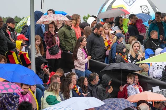 Fans wait in the rain for the team at the World of Adidas Herzo Base 31 05 2024 Arrival of the German national team for the European Championship preparation, World of Adidas, Herzogenaurach