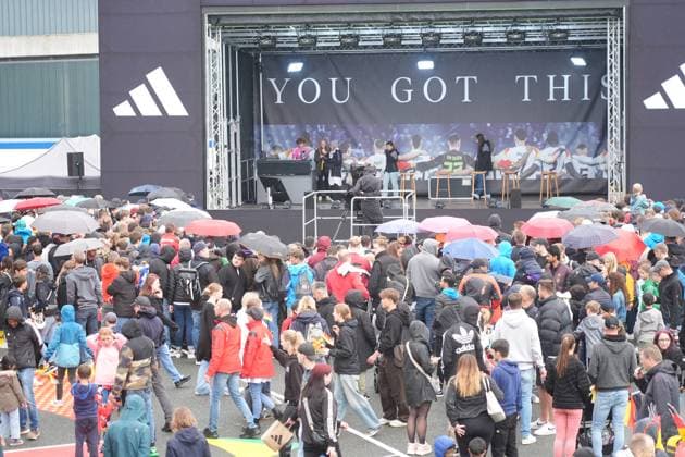 Fans wait in the rain for the team at the World of Adidas Herzo Base 31 05 2024 Arrival of the German national team for the European Championship preparation, World of Adidas, Herzogenaurach
